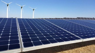 Photo Solar panels and wind generators: what is more efficient?